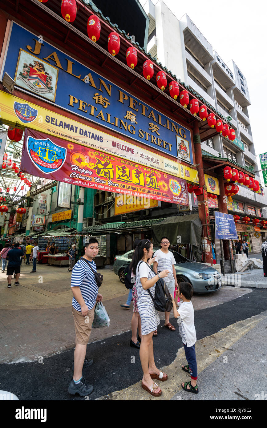 Le persone al gate di Petaling street market a Chinatown di Kuala Lumpur in Malesia Foto Stock