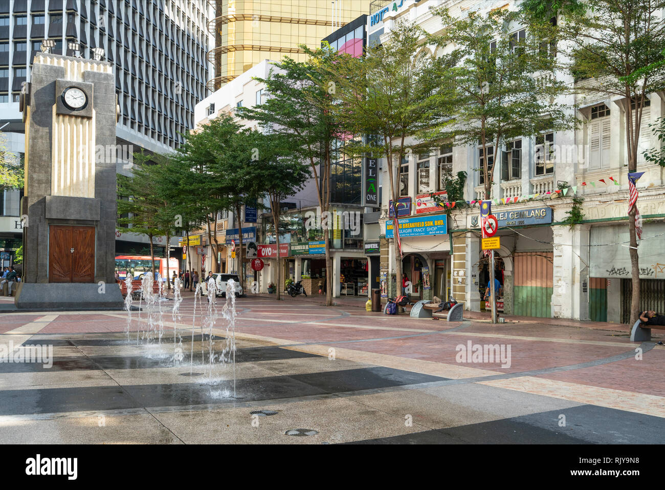 La fontana di fronte Dataran Medan Pasar di Kuala Lumpur in Malesia Foto Stock