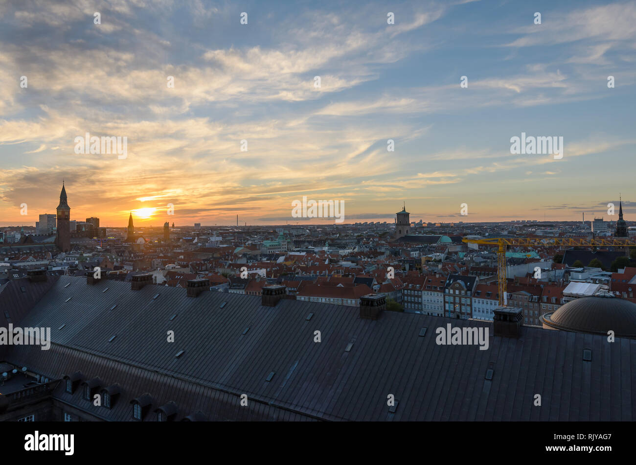 Copenhagen, Danimarca. Settembre 2016. Vista della capitale danese dalla cima della torre panoramica di Palazzo Christiansborg al tramonto. Foto Stock