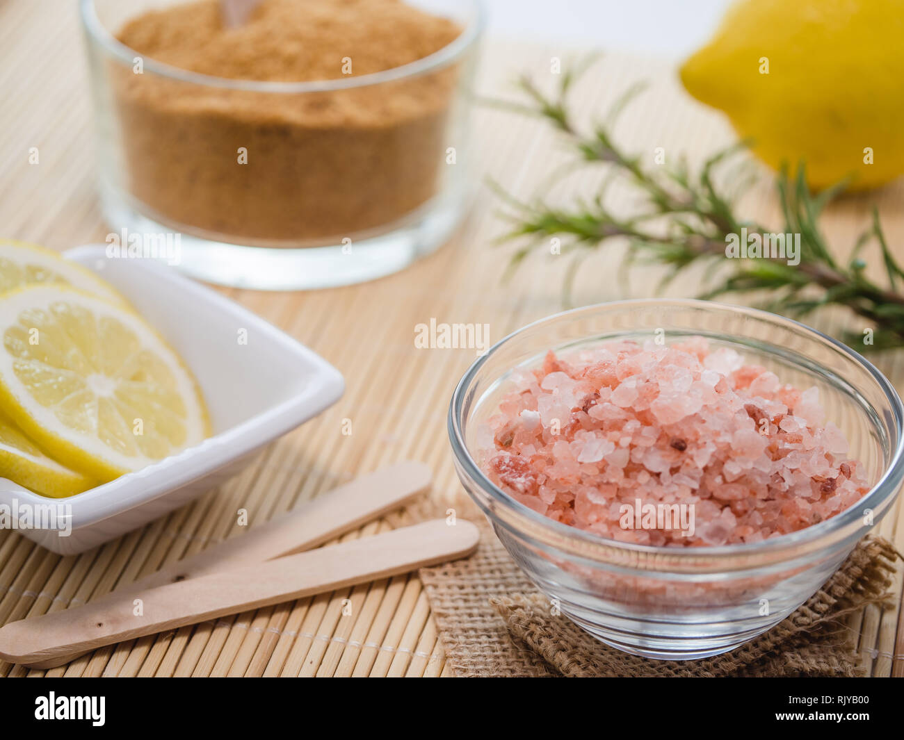 Per la cura della pelle prodotti naturali ingredienti per scrub corpo  maschera: succo di limone, lo zucchero di canna, sale dell Himalaya Foto  stock - Alamy