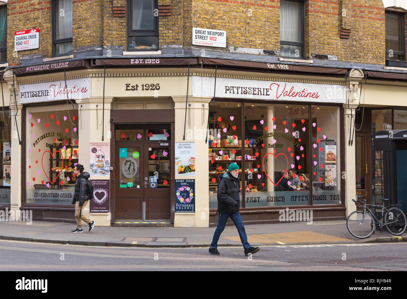 Patisserie Valerie mostra come pasticceria Valentines come si prepara per il giorno di San Valentino, Charing Cross Road, Londra in febbraio Foto Stock