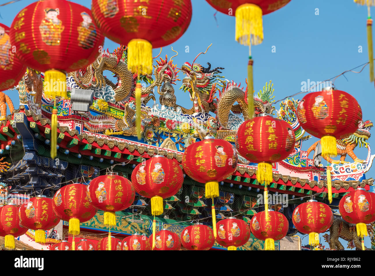 Red Nuovo Anno Cinese lanterne in tempio Cinese. Samakkee fondazione benefica in Chiang Mai Thailandia Foto Stock