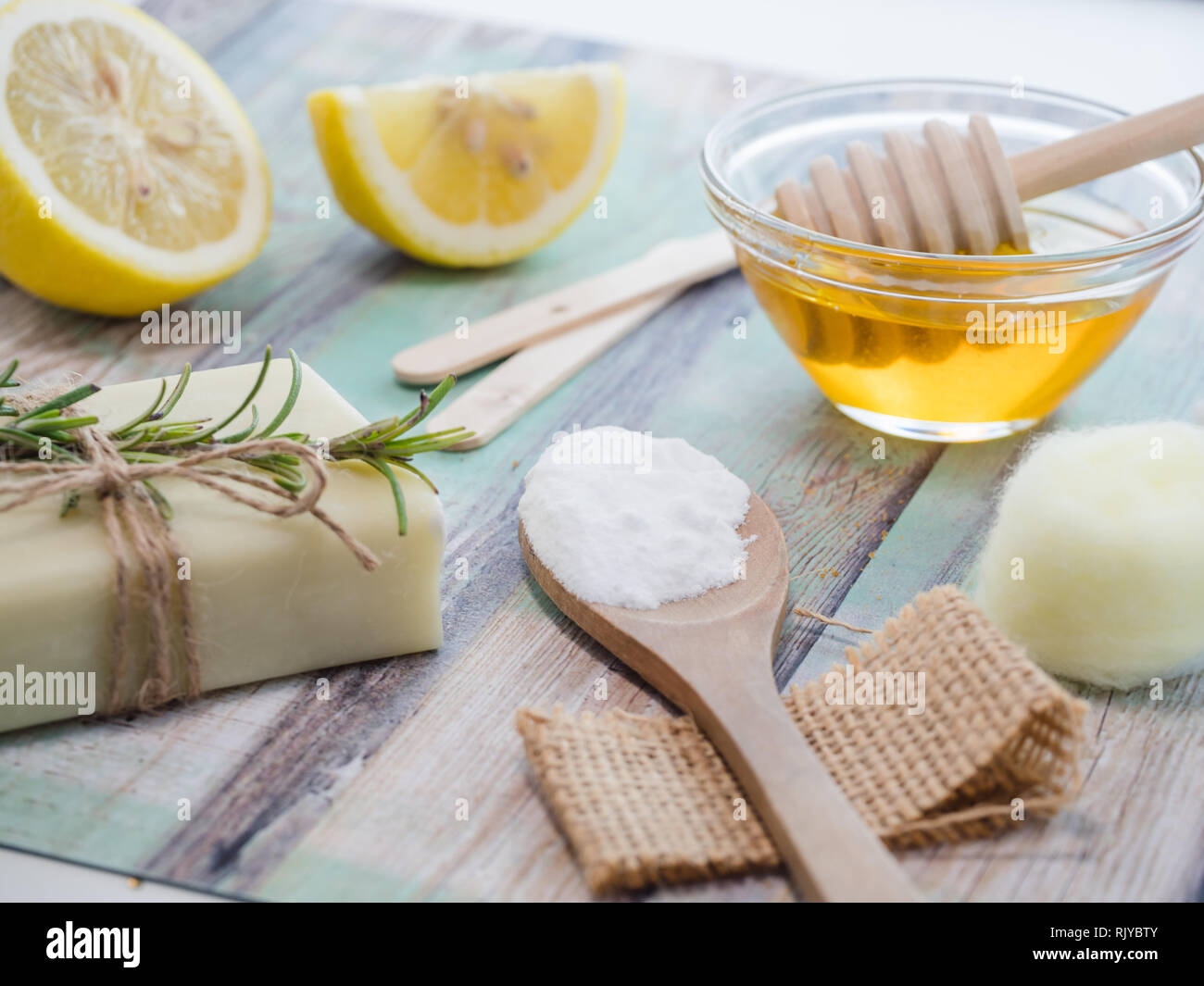 Per la cura della pelle prodotti naturali ingredienti per scrub corpo  maschera: miele, succo di limone, sapone naturale,bicarbonato di sodio Foto  stock - Alamy