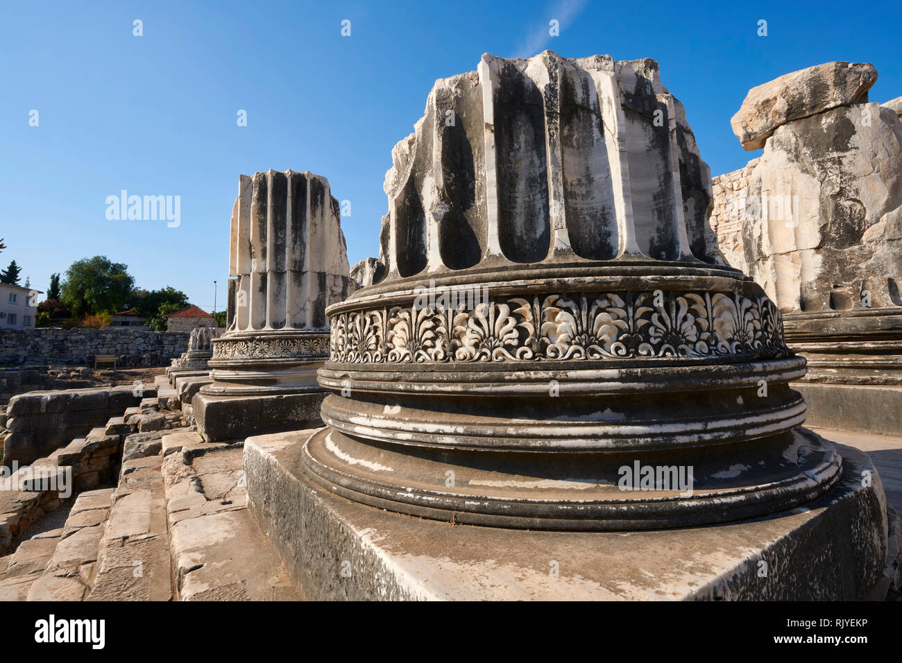 Immagine del freize attorno ad una base a colonna delle rovine dell' Antica Grecia Ionica Didyma Tempio di Apollo e home per l'oracolo di Apollo. Anche kno Foto Stock