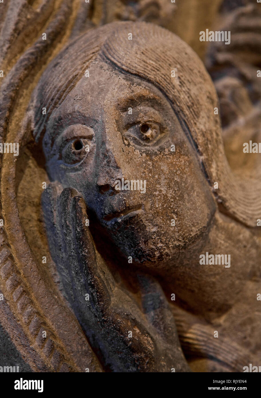 Autun, Musée Rolin, Rilievo der Versuchung der Eva vom im 18 Jhd. zerstörten Nordportal der Cathedrale St-Lazare. Um 1130 von Meister gesch Gislebertus Foto Stock