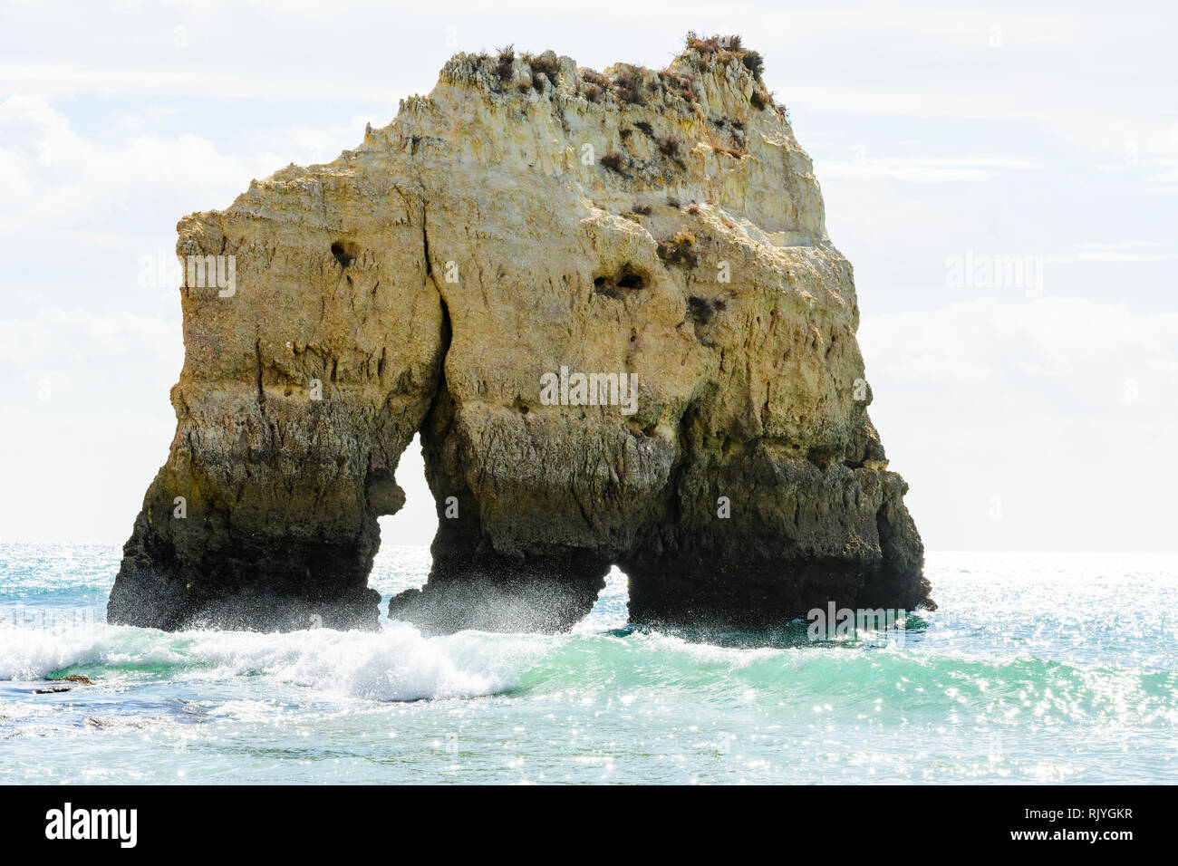 Scala grande formazione di roccia in mare, Alvor, Algarve, Portogallo, Europa Foto Stock