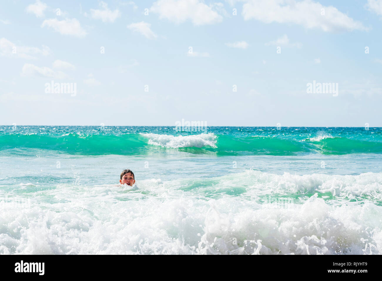 Ragazzo giocando in mare, colpo alla testa, Alvor, Algarve, Portogallo, Europa Foto Stock
