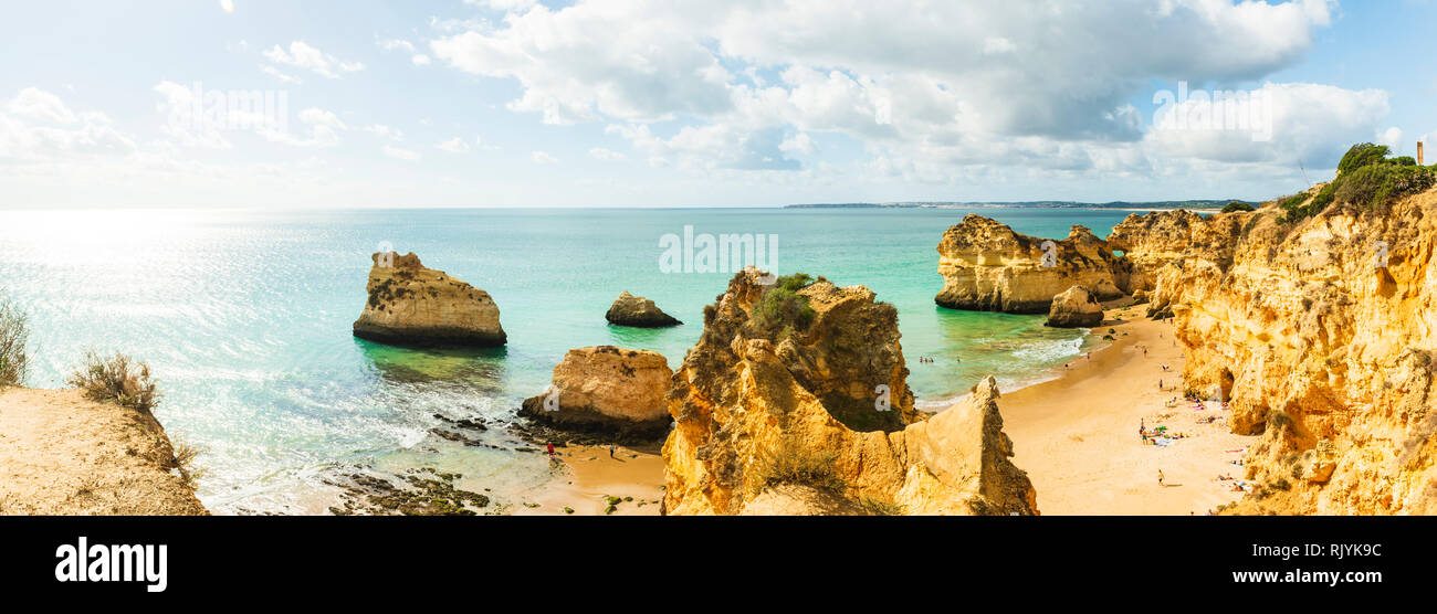 Vista ad alto livello di scogliere e mare pile, Alvor, Algarve, Portogallo, Europa Foto Stock