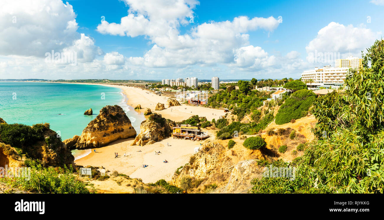Vista panoramica del mare di pile da spiaggia sabbiosa, Alvor, Algarve, Portogallo, Europa Foto Stock