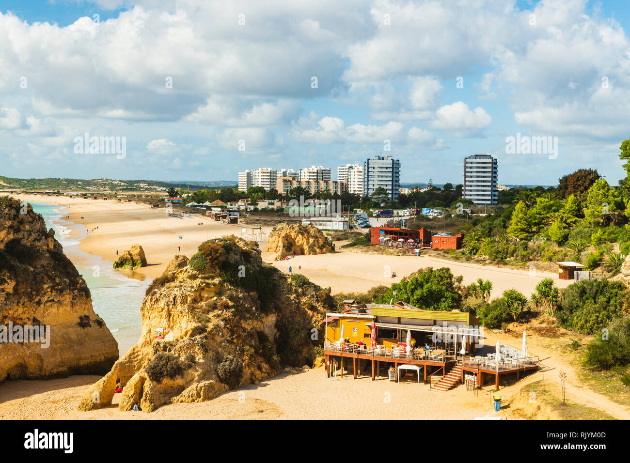 Il cibo e le bevande bar sulla spiaggia sabbiosa, vista ad alto livello, Alvor, Algarve, Portogallo, Europa Foto Stock