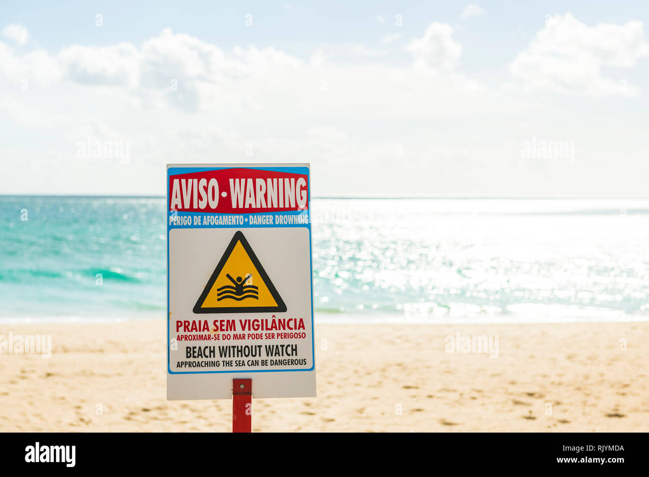 Bagnino segno di avvertimento sulla spiaggia, Alvor, Algarve, Portogallo, Europa Foto Stock