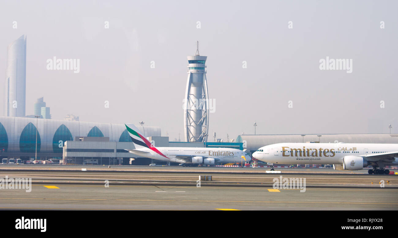 Dubai - 23 ottobre: Emirates aereo all'Aeroporto di Dubai su ottobre 23, 2018 a Dubai U.A.E. Aeroporto di Dubai è la porta di casa per Emirates Airlines e uno o Foto Stock