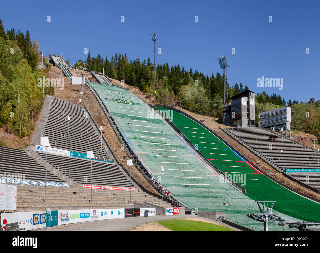 LILLEHAMMER, Norvegia - 27 luglio 2018: Lysgardsbakkene Ski Jumping Arena, 1994 Olimpiadi invernali il luogo ora parte di Lillehammer Olympiapark Foto Stock