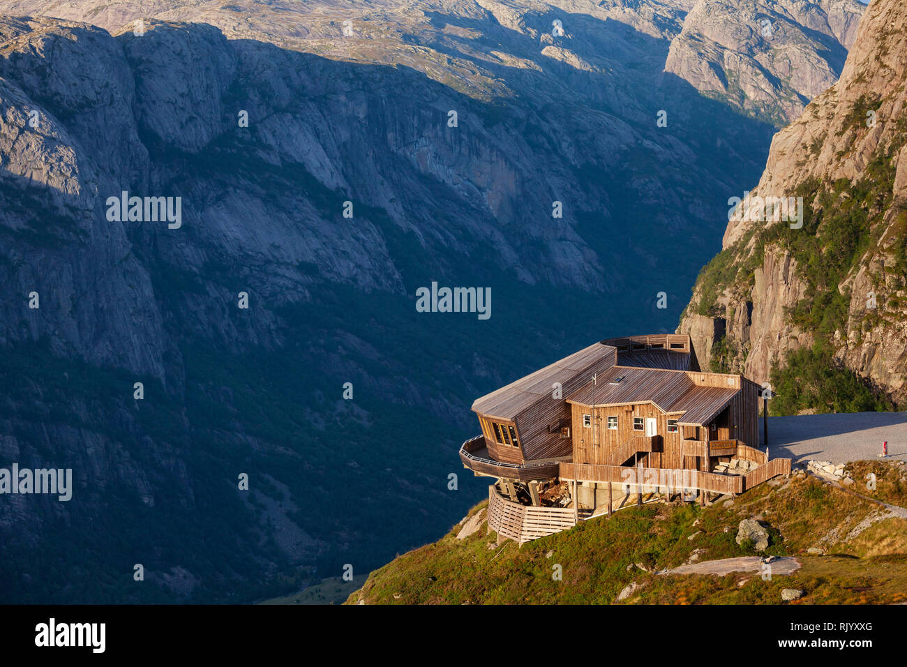LYSEBOTN, Norvegia - Agosto 13, 2018: costruzione in legno di Oygardstol ristorante panoramico che si affaccia al Lysefjord Øygardstølen, un punto di partenza di moun Foto Stock