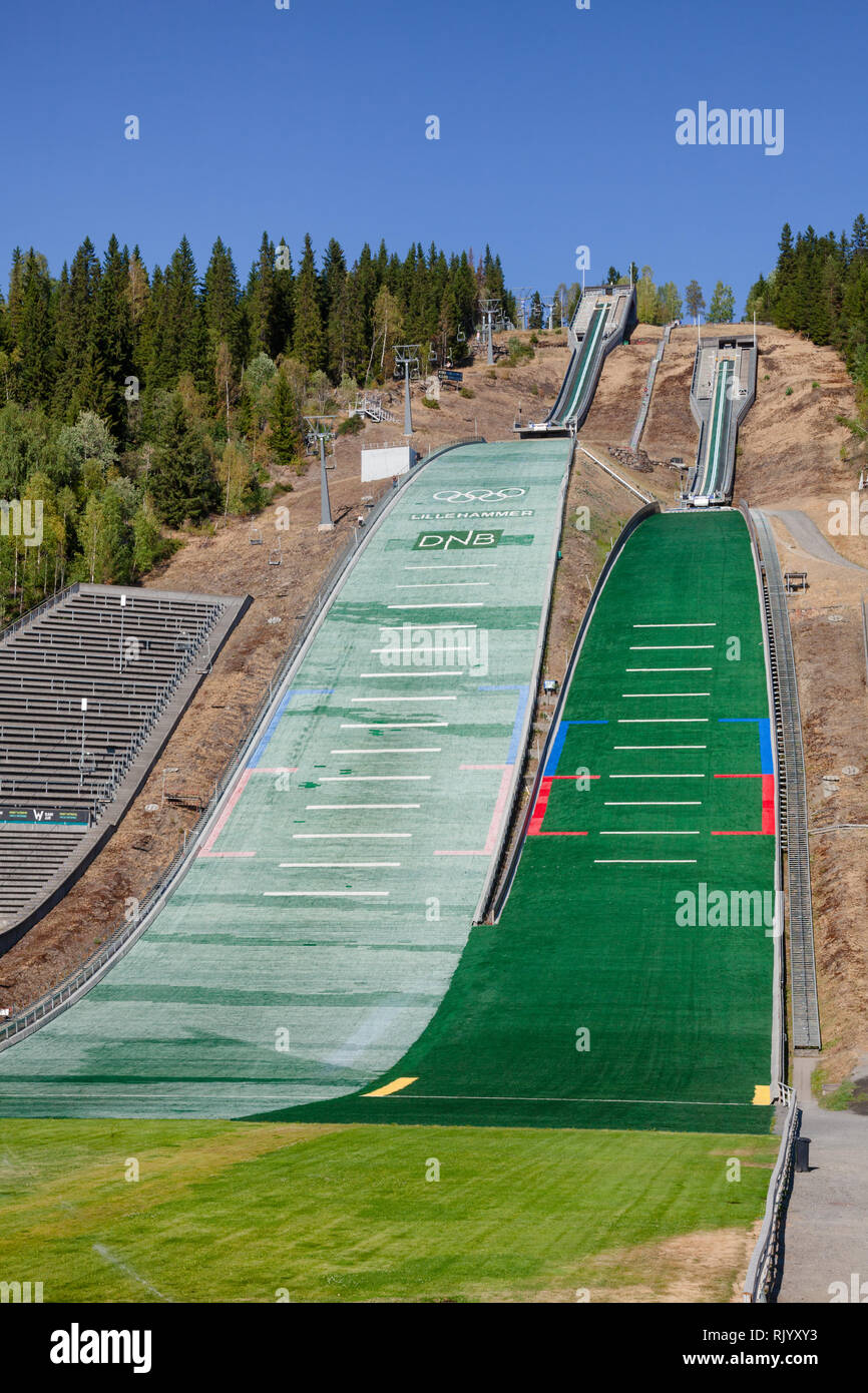 LILLEHAMMER, Norvegia - 27 luglio 2018: Lysgardsbakkene Ski Jumping Arena, 1994 Olimpiadi invernali il luogo ora parte di Lillehammer Olympiapark Foto Stock