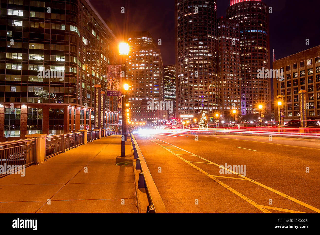 Esposizione lunga scena notturna del porto marittimo di Boulevard ponte verso il centro di Boston con percorsi di luce dalle vetture sul ponte. Foto Stock