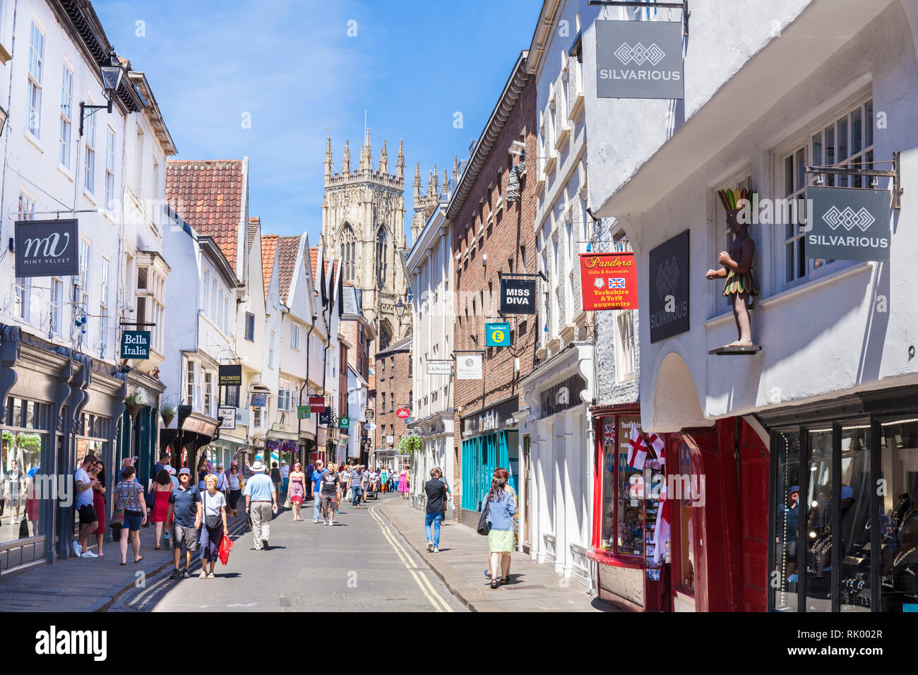 York Minster e negozi a basso Petergate York Yorkshire Inghilterra gb uk Europa Foto Stock