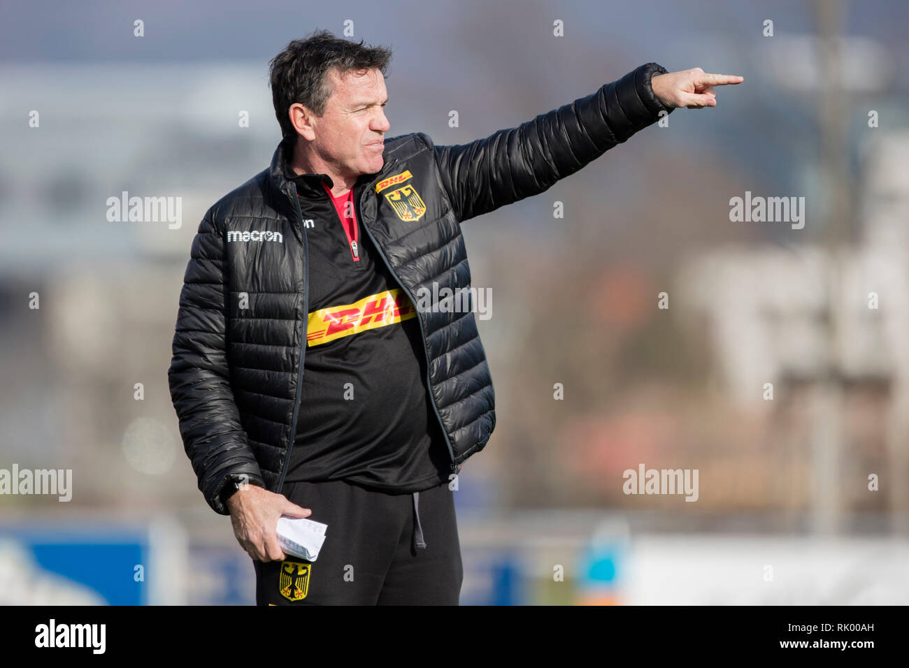 Heidelberg, Germania. 04 feb 2019. La formazione del tedesco Rugby team nazionali. Headcoach Mike Ford dà i suoi giocatori gesticulating istruzioni. Il tedesco 15-uomo nazionale di rugby inizierà a Bruxelles contro il Belgio il sabato nel campionato europeo round. Nonostante alcuni dei pensionamenti il DRV team sotto allenatore nazionale Ford va con fiducia verso la tendenza-impostazione primo Campionato Europeo di gioco nel piccolo stadio Heysel contro forti belgi. Credito: Jürgen Kessler/dpa/Alamy Live News Foto Stock