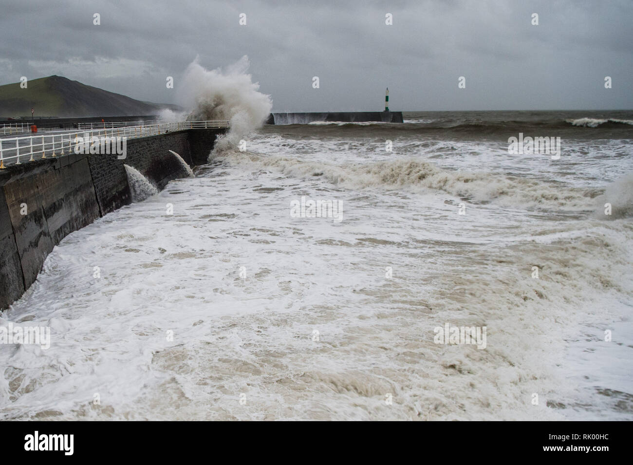 Aberystwyth Wales UK, Venerdì 08 Feb 2019 UK Meteo: Tempesta Erik's gale force a sud-ovest si snoda offre enormi ondate di pastella mare difese a Aberystwyth su Cardigan Bay costa, il Galles occidentale ad alta marea questa mattina. Credito Foto : Keith Morris / Alamy Live News Foto Stock
