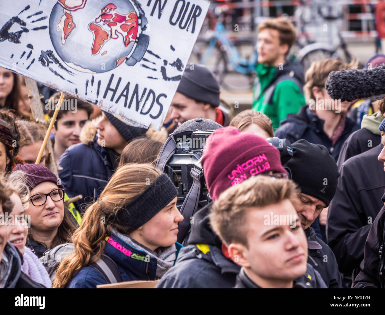 Berlin, Berlin, 08 febbraio, 2019. Gli studenti di diverse scuole si incontrano a Invalidenpark, Berlino per protestare contro i piani del governo di fermare l'energia da carbone da 2038, credono che il suo fino a tardi. Gli studenti di solito colpire la scuola per protesta, ma oggi vi è un periodo di vacanze scolastiche in città. Credito: Paolo Wetzel/Alamy Live News Foto Stock