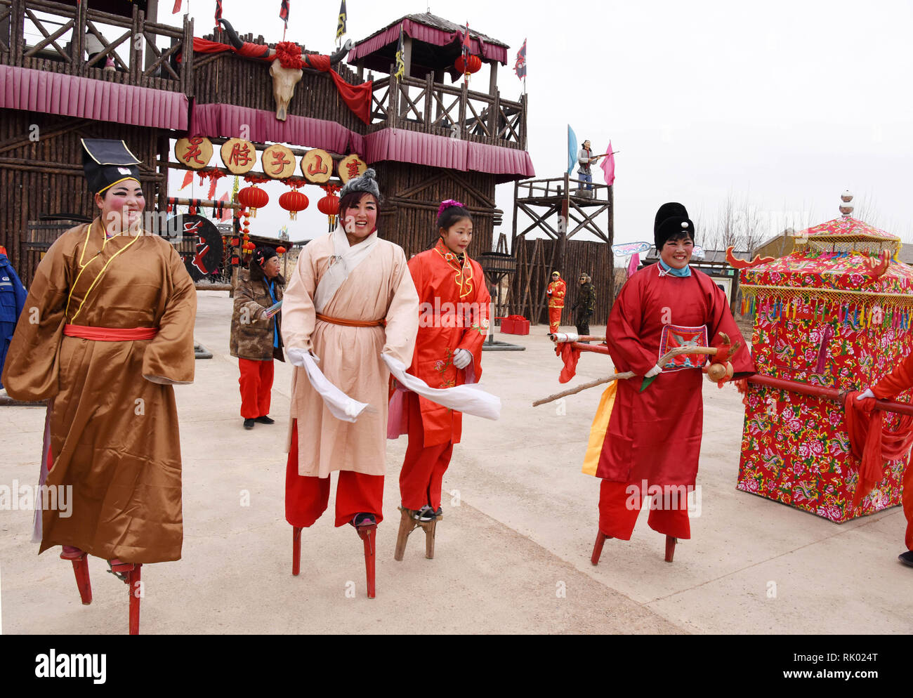 Gaomi, la Cina della provincia dello Shandong. 8 febbraio, 2019. Gli artisti interpreti o esecutori a piedi su palafitte durante un tempio fiera che si tiene a celebrare la festa di primavera in Gaomi, est della Cina di Provincia di Shandong, Febbraio 8, 2019. Credito: Li Ziheng/Xinhua/Alamy Live News Foto Stock