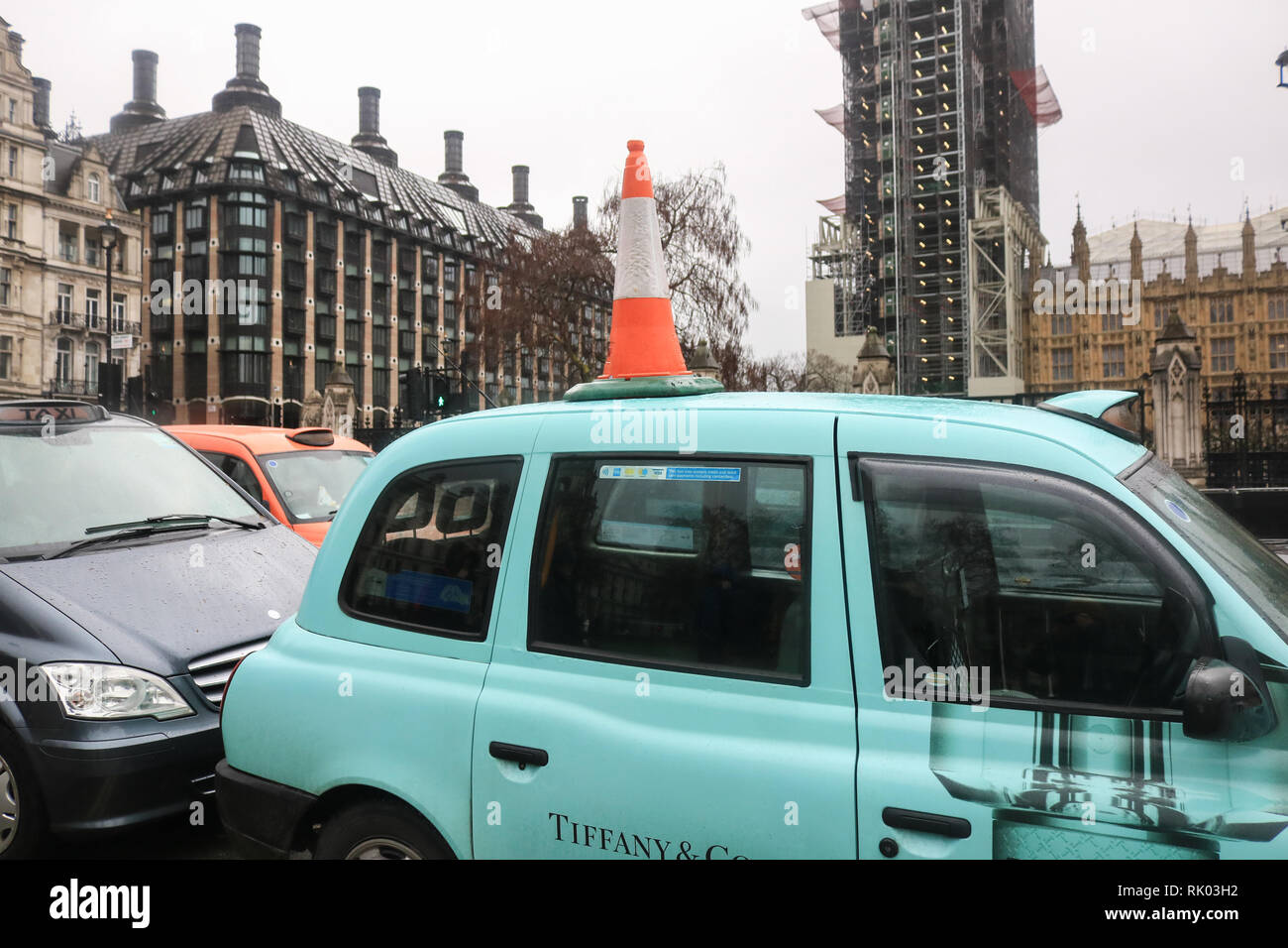 Londra, Regno Unito. 8 febbraio, 2019. Black Cab Driver inscenato una protesta bloccando la piazza del Parlamento contro i piani da TFL Trasporto per Londra capeggiate da Camden Consiglio su un £35milioni di West End progetto, consentendo solo autobus e moto per viaggiare su strada, divieto di taxi e altri tipi di veicoli a partire da alcune strade di Londra . Il Consiglio si prefigge la nuova riforma possa ridurre il traffico, aumentare la sicurezza stradale e migliorare la qualità dell'aria e i piloti che violano le restrizioni si troverà di fronte ad un £130 di fine credito: amer ghazzal/Alamy Live News Foto Stock