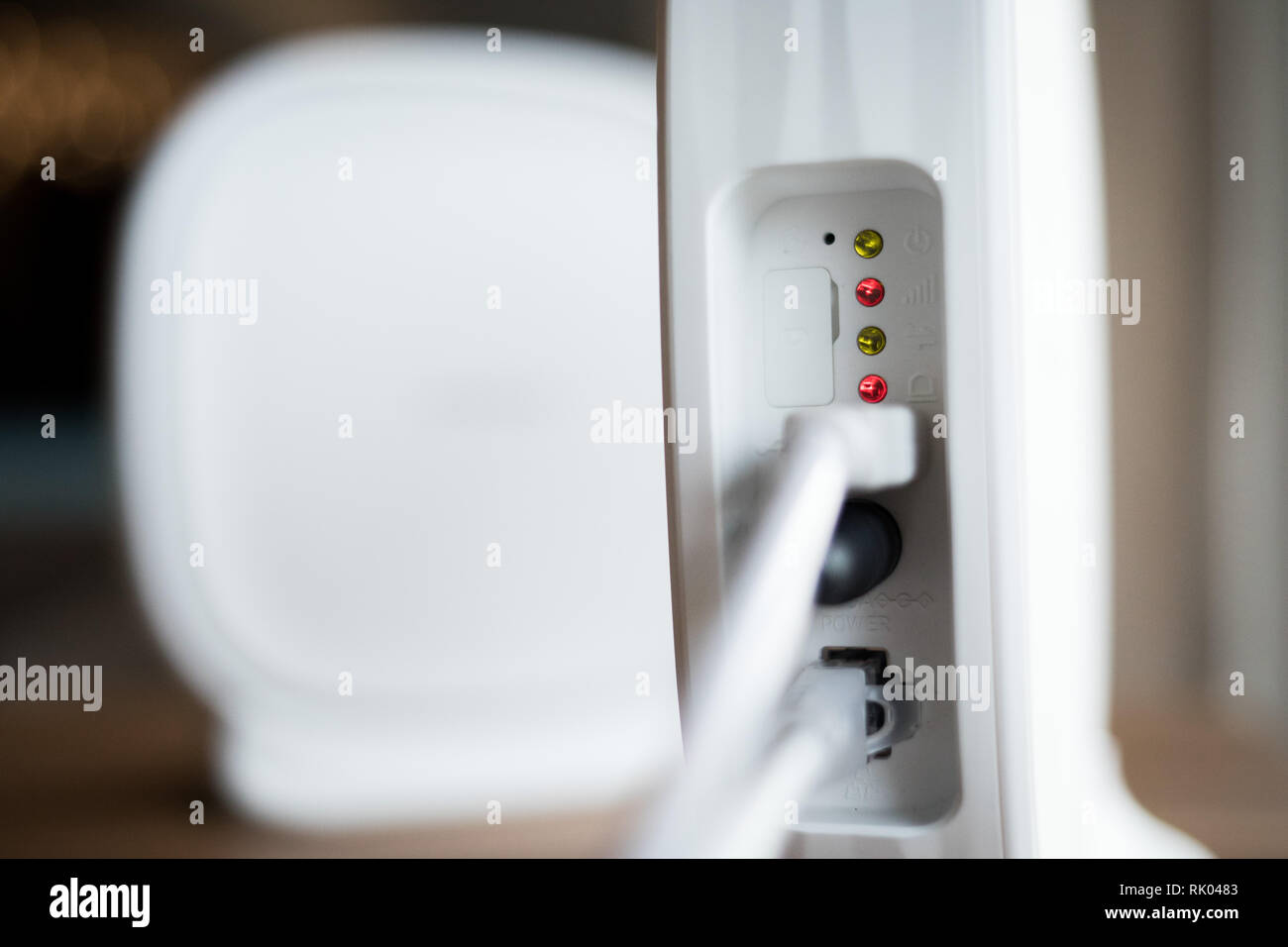 07 febbraio 2019, Amburgo: un'antenna unità di ricezione con un 5G modem (Accesso Senza Fili Fisso FWA) è su un tavolo durante una conferenza stampa. Poco prima del completamento di una prova dei collegamenti Internet ad alta velocità basati su 5G la tecnologia in Amburgo, Telefónica Germania ha attirato un positivo bilancio provvisorio. Con 5G frequenze in 26 GHz utilizzata per la prima volta in questo test, è possibile navigare in Internet a velocità elevatissime con diversi gigabit al secondo. Foto: Christian Charisius/dpa Foto Stock