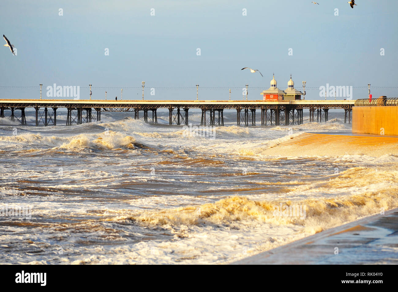 Blackpool, Regno Unito. 8 febbraio, 2019. Tempesta Erik arriva sulla costa di Lancashire a Blackpool portando i forti venti e le onde potenti come alta marea è raggiunto.Le località North Pier sentivo la forza di pompaggio. Kev Walsh Alamy/Live News Foto Stock