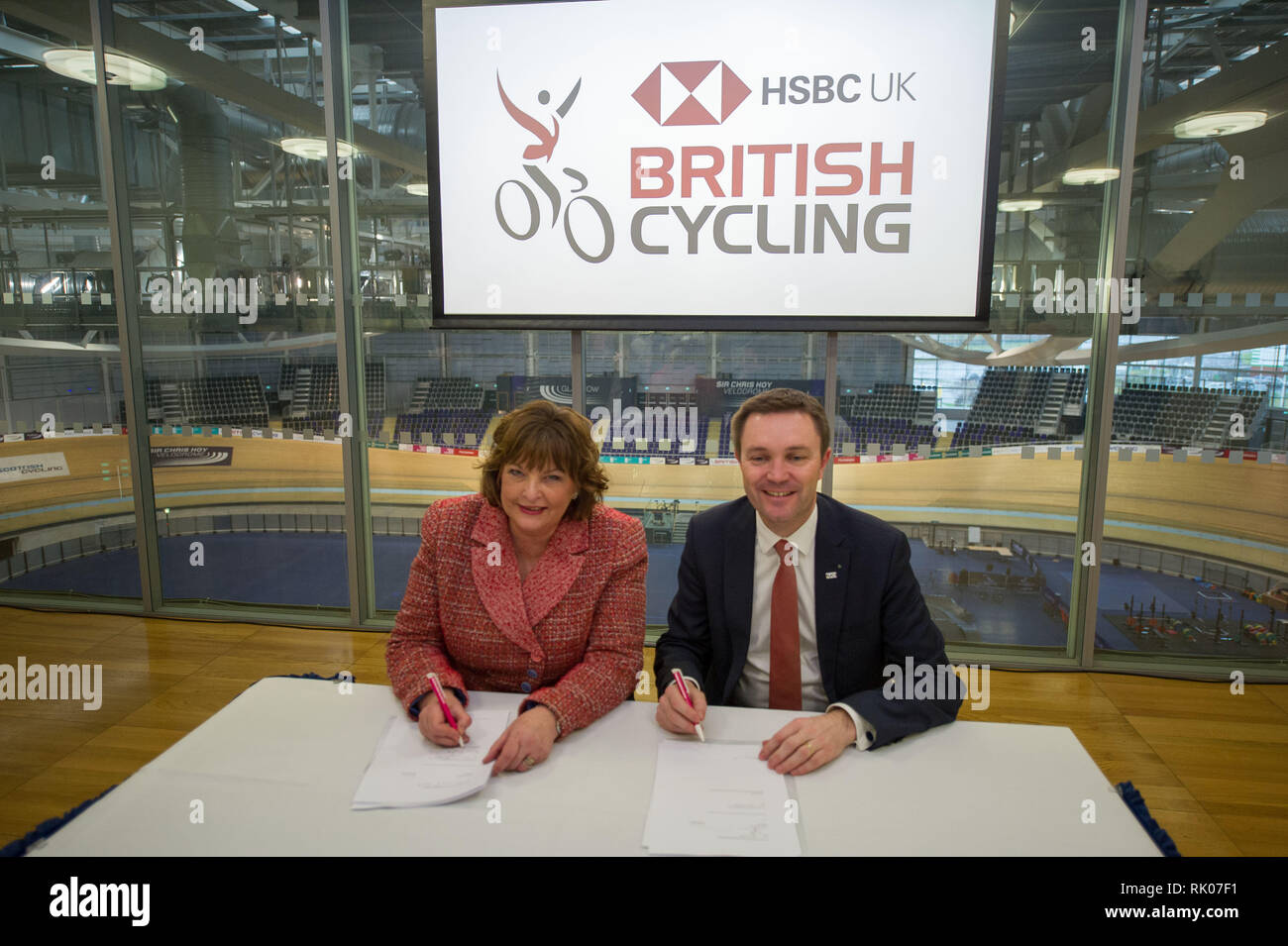 Glasgow, Regno Unito. 8 Feb 2019. (Sinistra) Fiona Hyslop MSP - Armadio Segretario per la cultura, turismo e affari esterni, e (a destra) David Lappartient - Presidente della Union Cycliste Internationale della firma di un accordo. Un nuovo multi-disciplinare, ciclismo manifestazione riunirà 13 UCI esistenti del campionato del mondo di ciclismo in un evento che si terrà ogni quattro anni e per la prima volta a Glasgow e in Scozia nel 2023. Credito: Colin Fisher/Alamy Live News Foto Stock