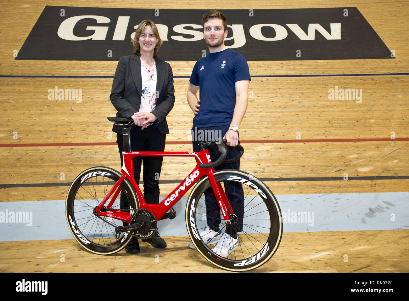 Glasgow, Regno Unito. 8 Feb 2019. (L-R) Dame Katherine Grainger; Callum Skinner - argento olimpico medaglia un nuovo multi-disciplinare, ciclismo manifestazione riunirà 13 UCI esistenti del campionato del mondo di ciclismo in un evento che si terrà ogni quattro anni e per la prima volta a Glasgow e in Scozia nel 2023. Credito: Colin Fisher/Alamy Live News Foto Stock