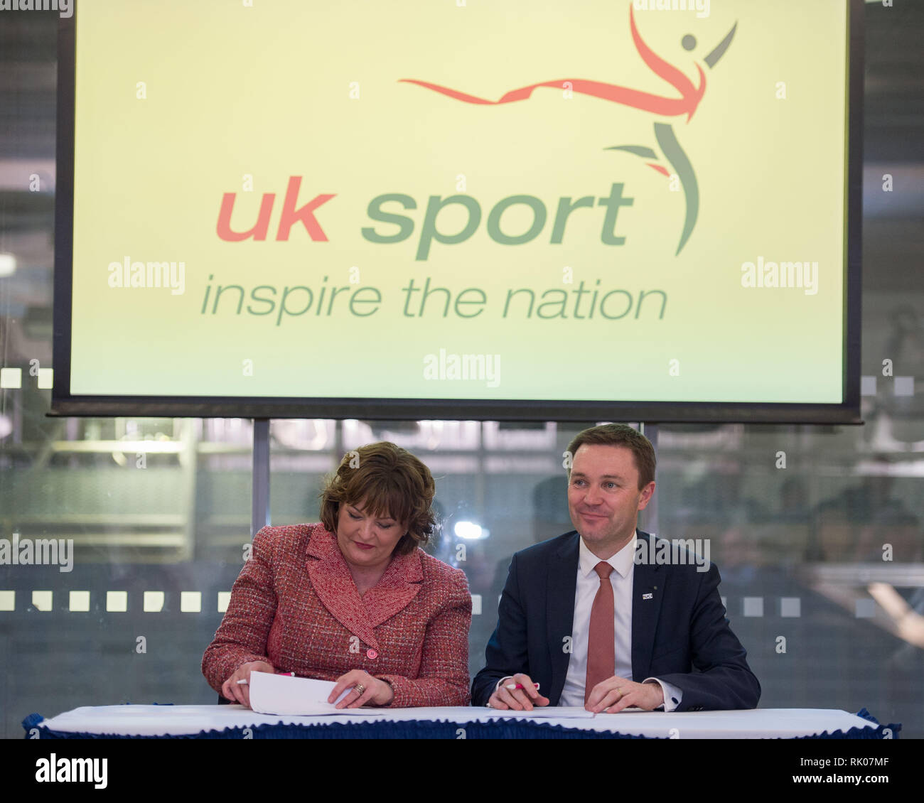 Glasgow, Regno Unito. 8 Feb 2019. (Sinistra) Fiona Hyslop MSP - Armadio Segretario per la cultura, turismo e affari esterni, e (a destra) David Lappartient - Presidente della Union Cycliste Internationale della firma di un accordo. Un nuovo multi-disciplinare, ciclismo manifestazione riunirà 13 UCI esistenti del campionato del mondo di ciclismo in un evento che si terrà ogni quattro anni e per la prima volta a Glasgow e in Scozia nel 2023. Credito: Colin Fisher/Alamy Live News Foto Stock