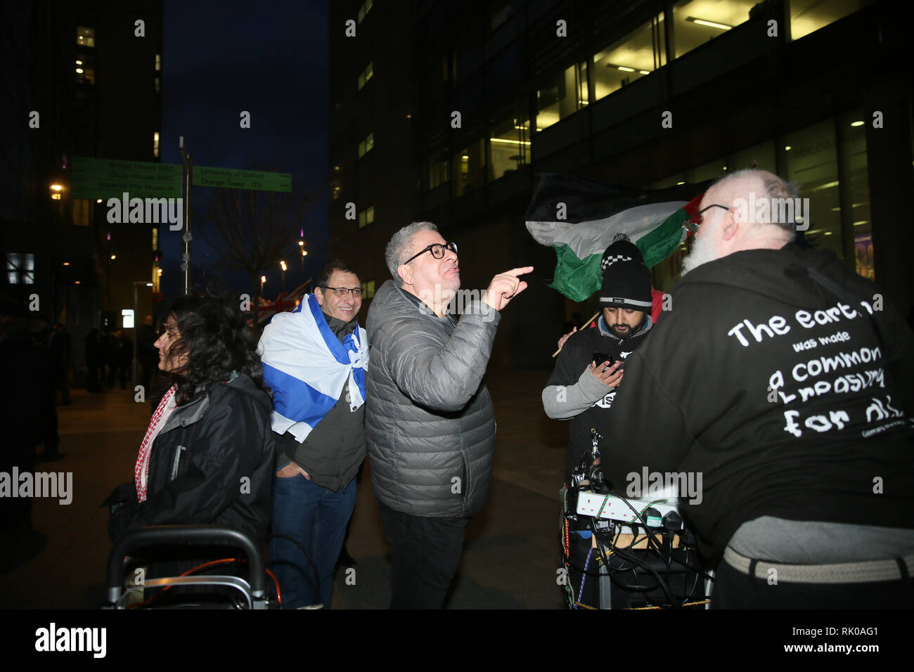 Salford, Greater Manchester, UK. 8 Feb 2019. Manifestante israeliano di puntamento e gridava a pro manifestante palestinese. BBC, Media City, Salford, Regno Unito, 8 febbraio 2019 Credit: Barbara Cook/Alamy Live News Foto Stock