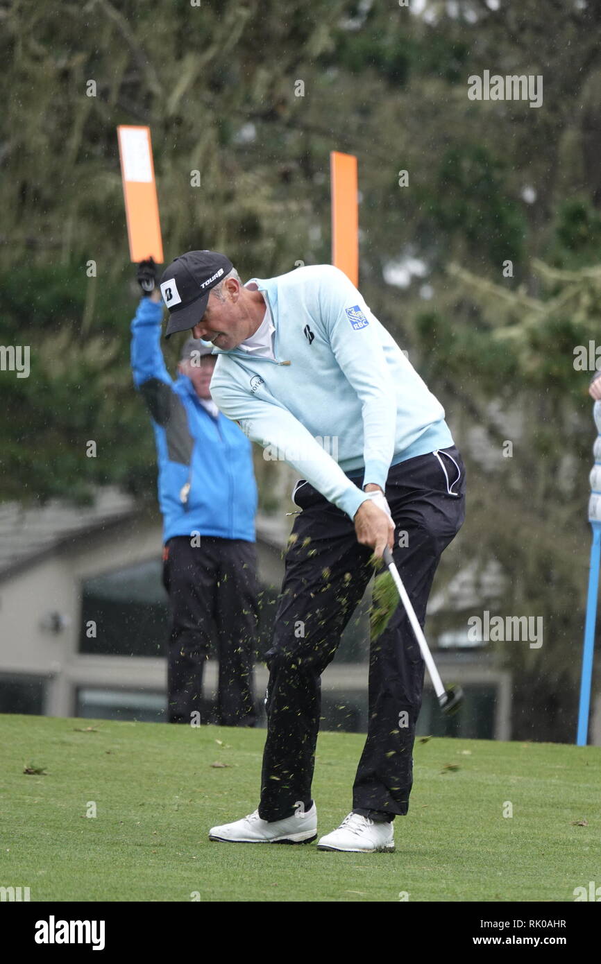 Il cannocchiale Hill Golf Course, CA, Stati Uniti d'America. 8 febbraio, 2019. Matt Kuchar svolge il suo approccio al diciottesimo foro durante il secondo round a cannocchiale Hill Golf Course presso l'AT&T Pro-Am a Pebble Beach Credito: Motofoto/Alamy Live News Foto Stock