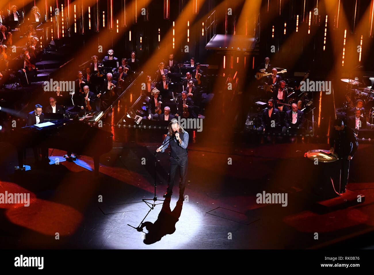 Foto Gian Mattia d'Alberto/LaPresse 08 Febbraio 2019 Sanremo, Italia Spettacolo Festival di Sanremo 2019, Quarta serata nella foto: Enrico Nigiotti &#x2013; Nonno Hollywood, Paolo Jannacci e Massimo Ottoni Foto Gian Mattia d'Alberto/LaPresse Febbraio 08th, 2019 Sanremo, Italia Entertainment Festival di Sanremo 2019, Quarta serata nella foto: Enrico Nigiotti &#x2013; Nonno Hollywood, Paolo Jannacci e Massimo Ottoni Foto Stock