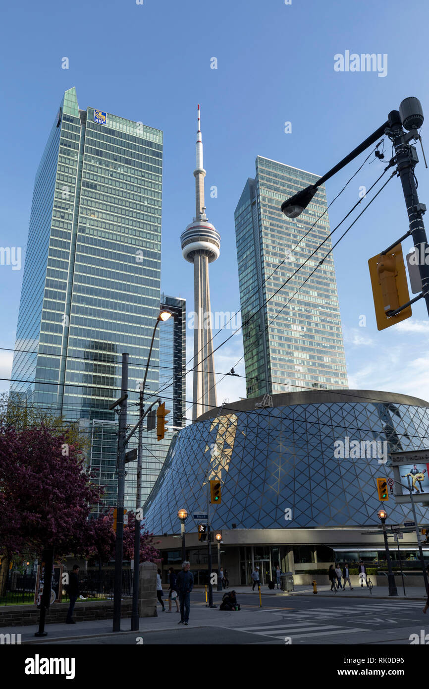CN Tower, vista da Roy Thompson Hall. Toronto, Canada Foto Stock