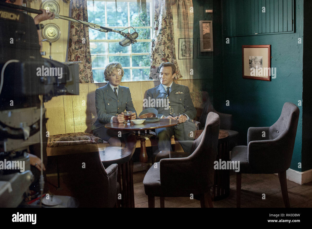 Ubicazione Ubicazione, il passato e il presente è un unico studio fotografico di impostazioni dimenticati dall'iconica produzione cinematografica "La battaglia della Gran Bretagna" filmato. Ho usato trovato immagini di archivio sul set del film da fotografi Bob Penn e Daue James. Sono andato indietro per le posizioni di queste immagini trovate e fotografate come appaiono ora. Ho poi combinate le immagini di archivio con le mie proprie immagini con Photoshop, questo crea una gamma di lavoro mostrando come queste posizioni sono cambiati nel tempo. Foto Stock