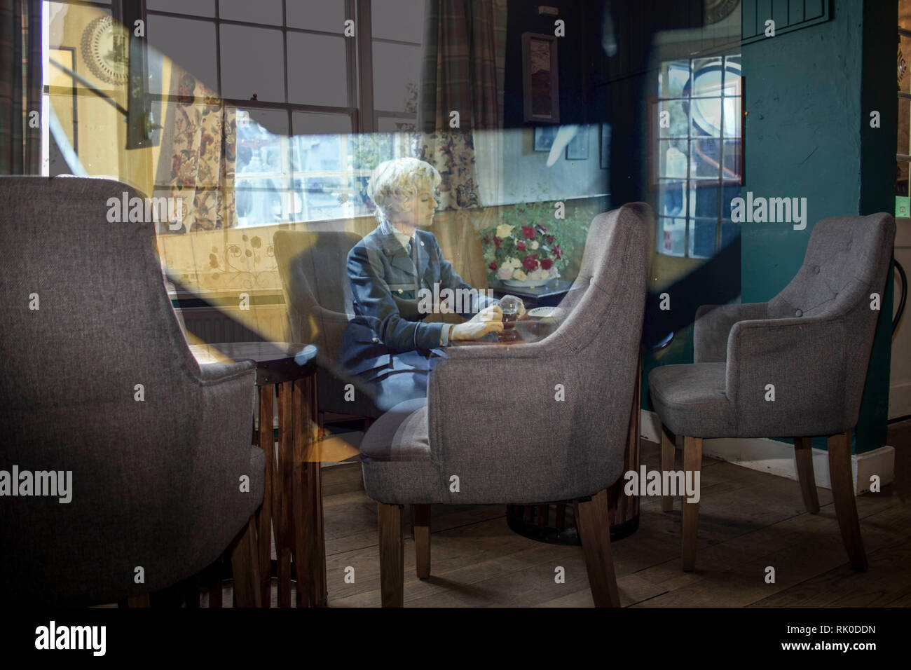 Ubicazione Ubicazione, il passato e il presente è un unico studio fotografico di impostazioni dimenticati dall'iconica produzione cinematografica "La battaglia della Gran Bretagna" filmato. Ho usato trovato immagini di archivio sul set del film da fotografi Bob Penn e Daue James. Sono andato indietro per le posizioni di queste immagini trovate e fotografate come appaiono ora. Ho poi combinate le immagini di archivio con le mie proprie immagini con Photoshop, questo crea una gamma di lavoro mostrando come queste posizioni sono cambiati nel tempo. Foto Stock