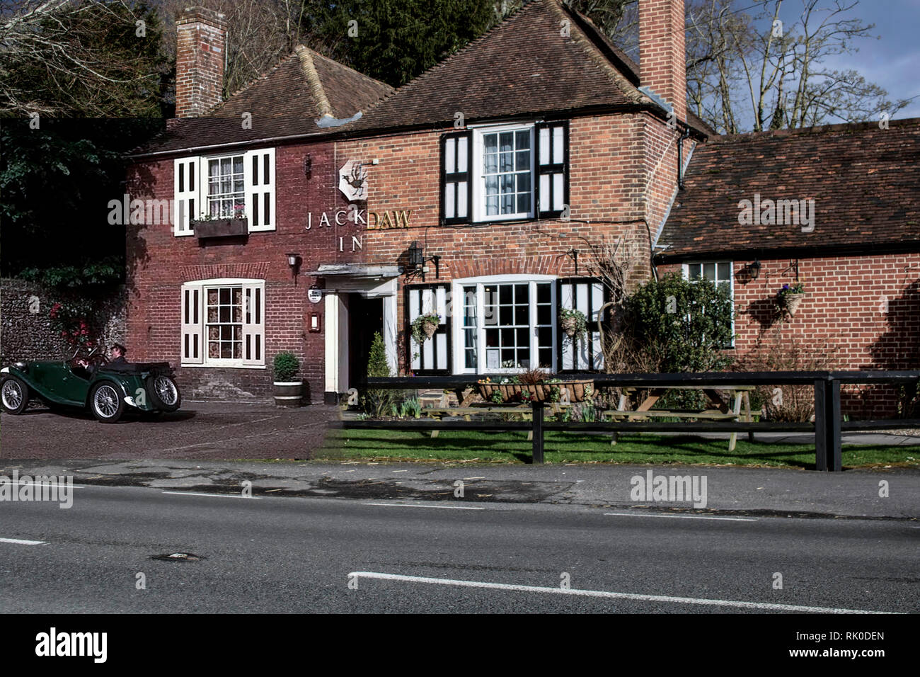 Ubicazione Ubicazione, il passato e il presente è un unico studio fotografico di impostazioni dimenticati dall'iconica produzione cinematografica "La battaglia della Gran Bretagna" filmato. Ho usato trovato immagini di archivio sul set del film da fotografi Bob Penn e Daue James. Sono andato indietro per le posizioni di queste immagini trovate e fotografate come appaiono ora. Ho poi combinate le immagini di archivio con le mie proprie immagini con Photoshop, questo crea una gamma di lavoro mostrando come queste posizioni sono cambiati nel tempo. Foto Stock