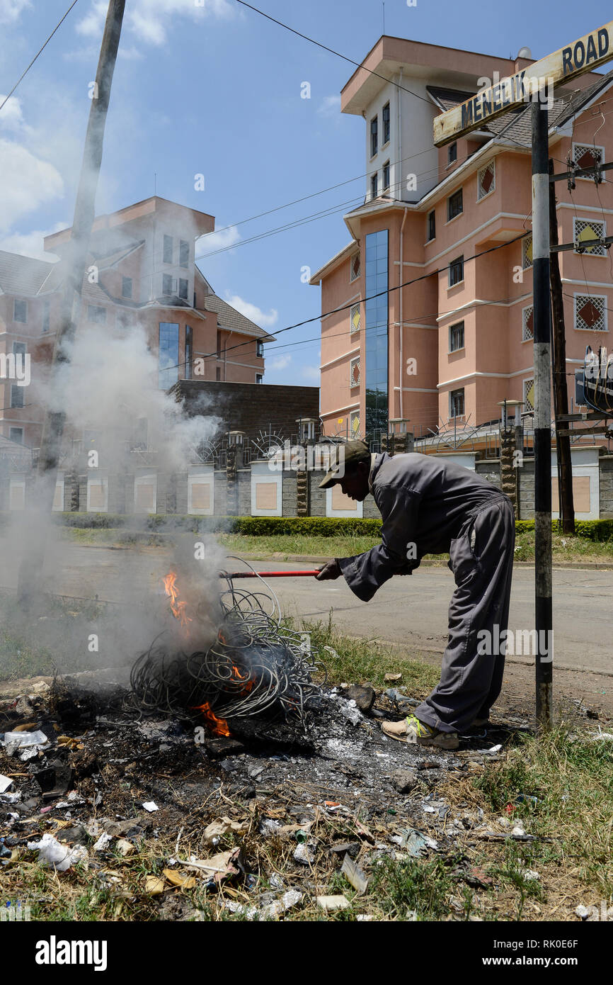 KENYA, Nairobi, centro città, raccolta rifiuti brucia i rifiuti e isolamento dei cavi elettrici sulla strada per raccogliere rame, causando emissioni di polveri sottili Foto Stock