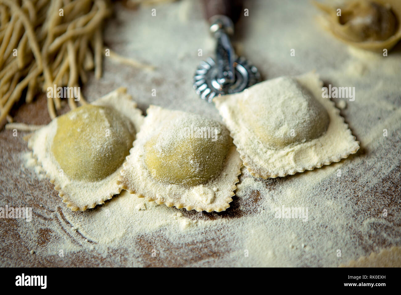 Close up sul preparato fresco ravioli con gli spinaci e le erbette italiane Foto Stock