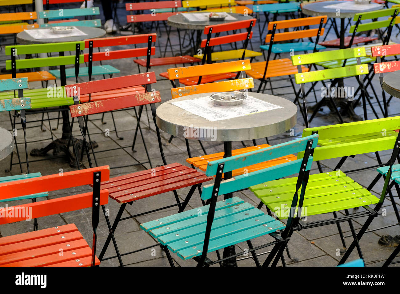 15.11.2018, Bruessel, Belgien - Tische und bunte Stuehle vor dem Cafe Zebra an der Place Saint Gery Foto Stock