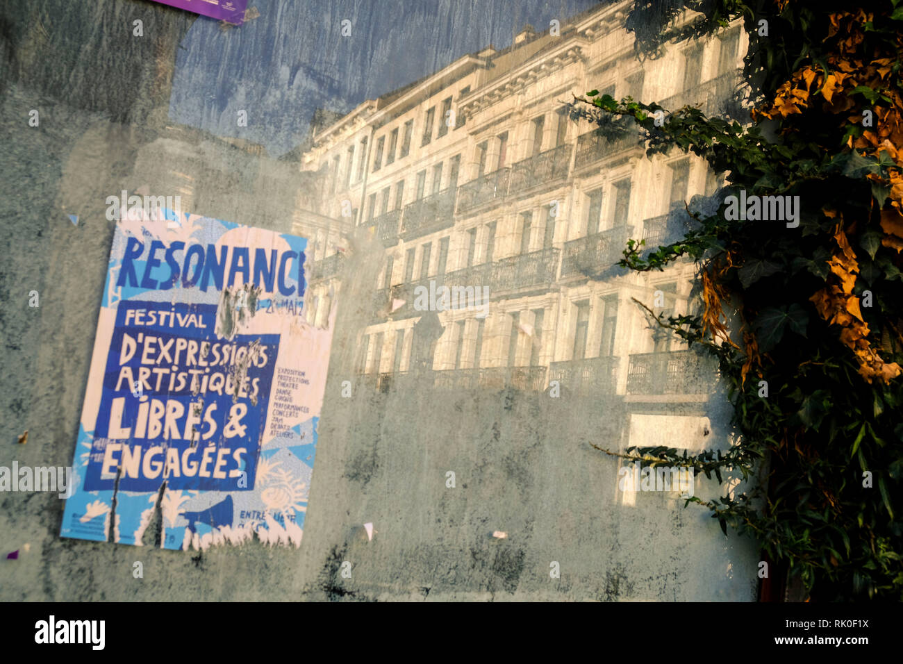 15.11.2018, Bruessel, Belgien - altes Plakat auf einer Glasscheibe an der Place Saint Gery Foto Stock