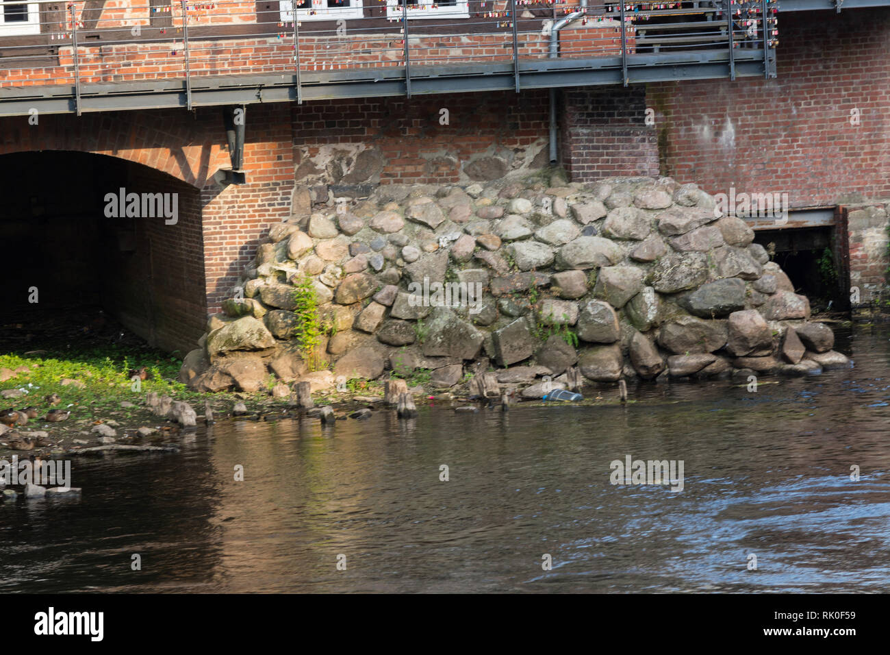 Argine parete con grandi blocchi di pietra. Per Protezione contro mareggiate così come le inondazioni. Utilizzato su coste e fiumi per la protezione Foto Stock