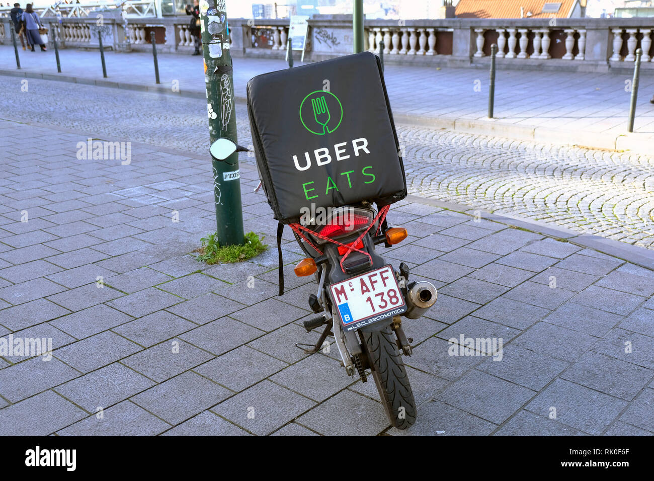 14.11.2018, Bruessel, Belgien - Motorrad eines Lieferanten, der fuer Uber mangia Speisen ausliefert in Bruessel Foto Stock