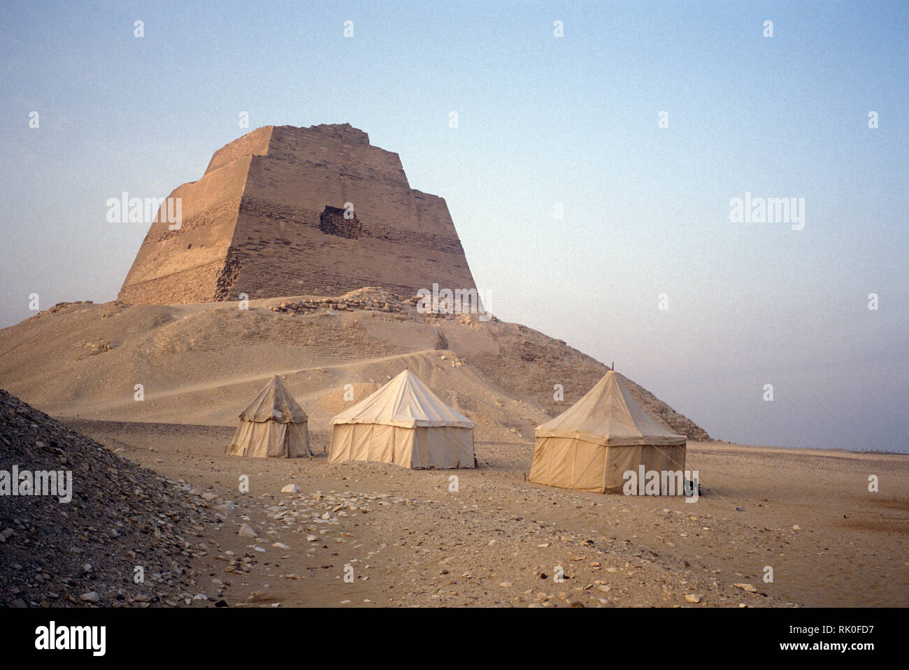 Piramide e tenda beduina a Meidum Foto Stock