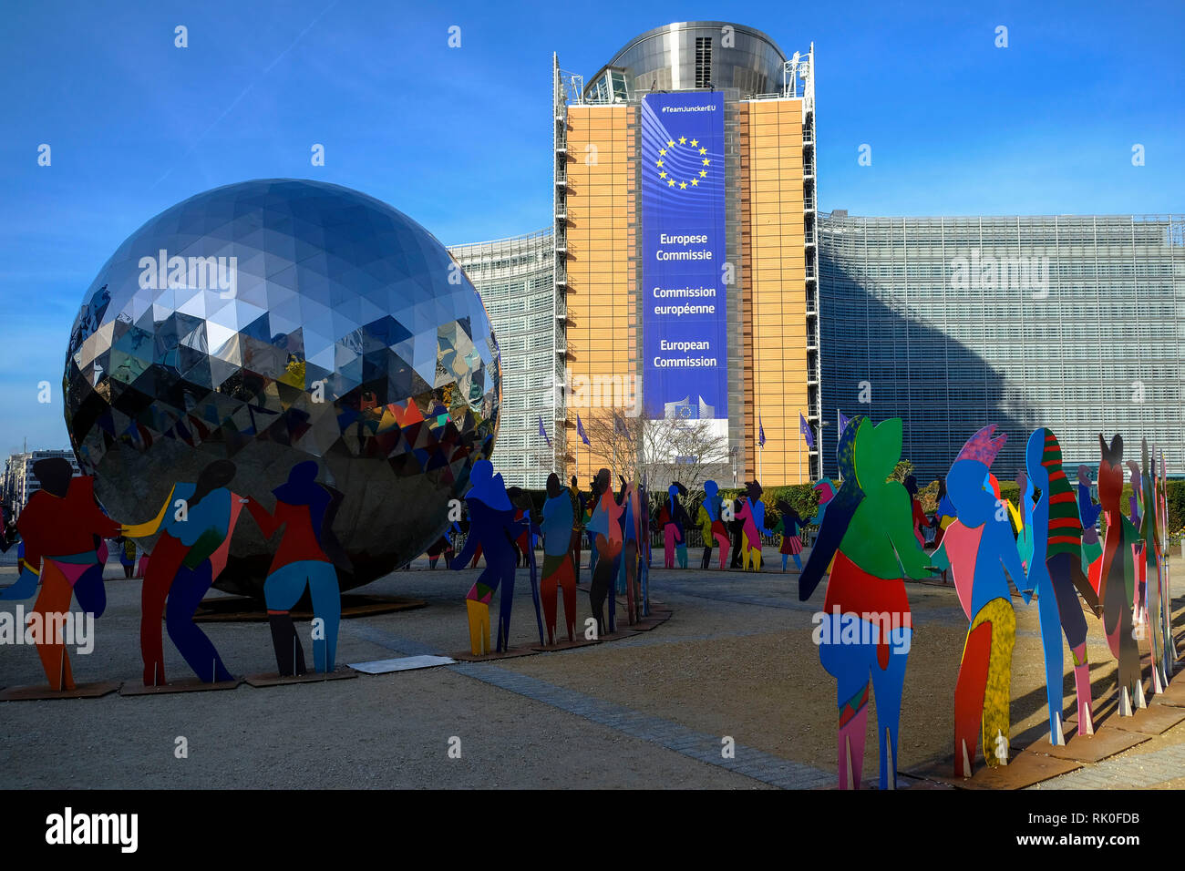 Bruxelles, Belgio - figure colorate e un globo lucido davanti al palazzo della Commissione europea, il Palais Berlaymont, a Schuman roun Foto Stock