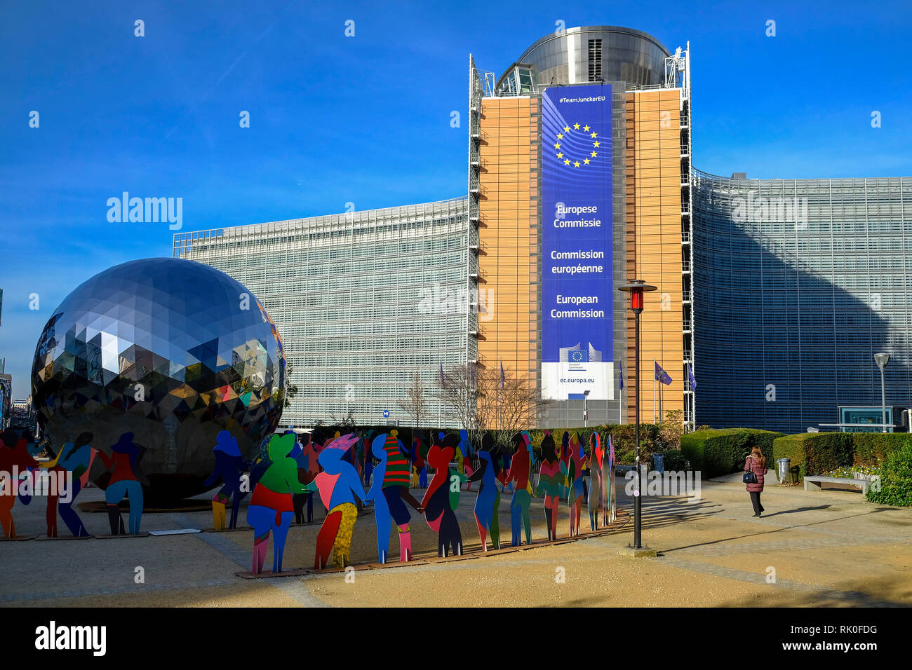 Bruxelles, Belgio - figure colorate e un globo lucido davanti al palazzo della Commissione europea, il Palais Berlaymont, a Schuman roun Foto Stock