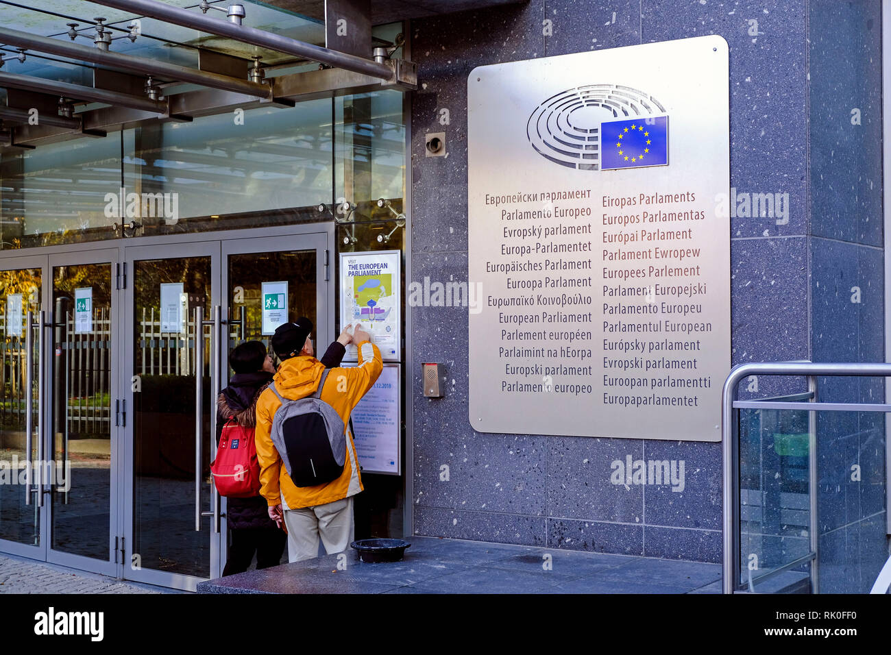 Bruxelles, Belgio - due persone all'ingresso del Parlamento europeo a Bruxelles, Brüssel, Belgien - zwei Personen am Besuchereingang des Europae Foto Stock