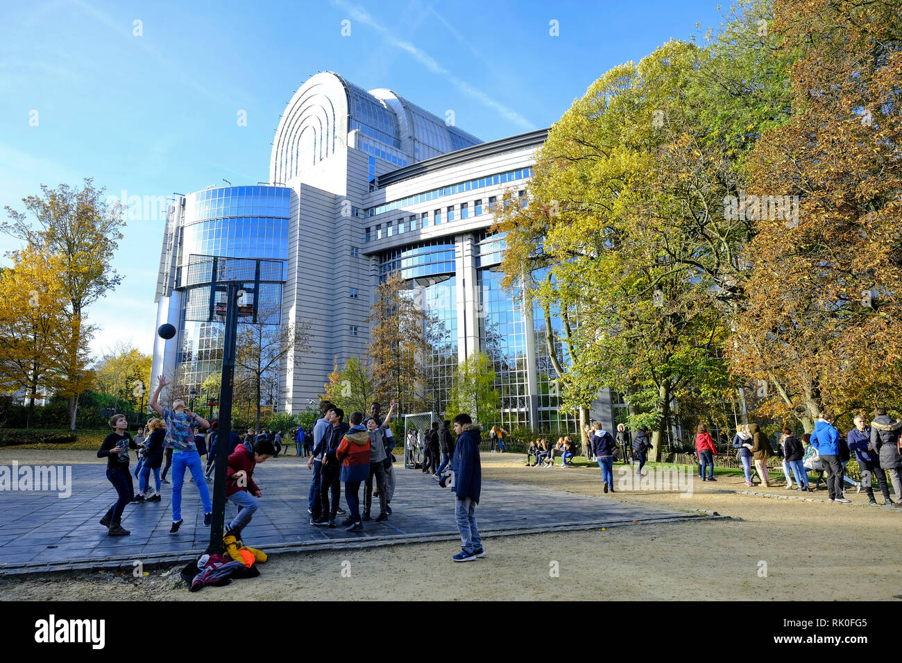 Bruxelles, Belgio - Gli studenti in una pausa di un corso in Parco Leopold dietro l'edificio del Parlamento europeo a Bruxelles, Brüssel, Belgien - Sch Foto Stock