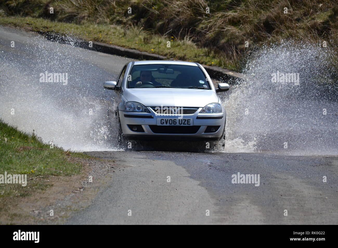 Divertimento in auto - guidando attraverso un guado sulle brughiere dello Yorkshire del nord vicino a Goathland. Spruzzi d'acqua che causano un sacco di divertimento. REGNO UNITO Foto Stock